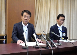 再雇用職員が着服していたことを受け、会見する明石市の原田浩行総務局長（左）ら＝明石市役所