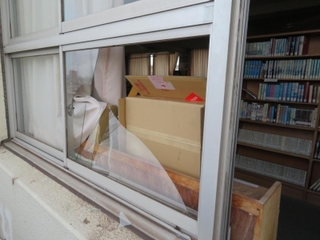ひょうで割れたとみられる播磨南中学校の図書室の窓ガラス＝（播磨南中学校提供）
