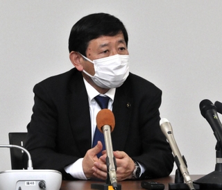 百条委員会終了後、記者の質問に答える洲本市の上崎勝規市長＝洲本市役所