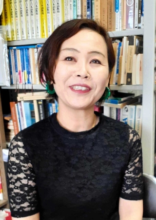 「早く平和が訪れ、元のように留学できるようになってほしい」と話す金子百合子教授＝神戸市西区学園東町９