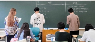 モスクワ大交換教員の授業を受ける神戸市外国語大ロシア学科の１年生＝神戸市西区学園東町９