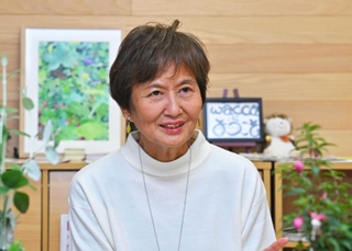 ３０年以上に及ぶ女性支援活動を語る認定ＮＰＯ法人「ウィメンズネット・こうべ」代表理事の正井礼子さん＝神戸市長田区久保町５（撮影・斎藤雅志）