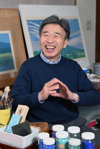 日本画の魅力や受賞の喜びを語る西田眞人さん＝神戸市北区日の峰４（撮影・風斗雅博）