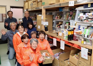 食を入り口に支援活動を続けるフードバンク関西のメンバー＝神戸市東灘区深江本町１（撮影・中西幸大）