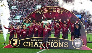 リーグ初優勝を果たし、喜びを爆発させるヴィッセル神戸イレブン＝神戸市兵庫区御崎町１、ノエビアスタジアム神戸（撮影・中西幸大）