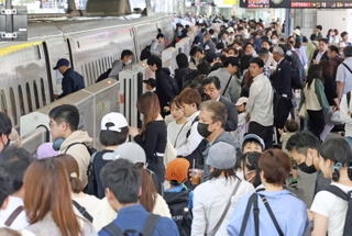 新幹線を利用する帰省客らで混雑するホーム＝３日午前、神戸市中央区、新神戸駅（撮影・笠原次郎）