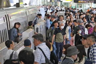 新幹線を利用する帰省客らで混雑するホーム＝３日午前、神戸市中央区、新神戸駅（撮影・笠原次郎）