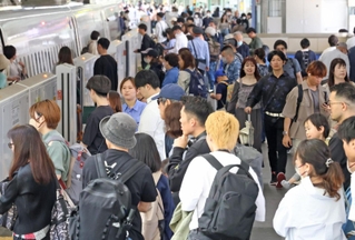 新幹線を利用する帰省客らで混雑するホーム＝３日午前、神戸市中央区、新神戸駅（撮影・笠原次郎）