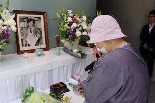 小尻知博記者の遺影に手を合わせる市民ら＝３日午後、西宮市与古道町、朝日新聞阪神支局