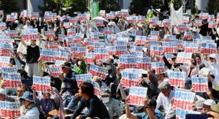 護憲を訴えるプラカードを掲げる集会の参加者＝３日午後、神戸市中央区小野浜町のみなとのもり公園