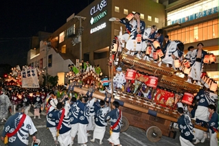 勇壮に練る各地区のだんじり＝３日夜、神戸市東灘区御影中町３（撮影・風斗雅博）