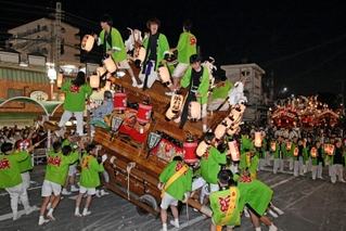 威勢の良いかけ声とともに巡行するだんじり＝３日夜、神戸市東灘区御影中町３（撮影・風斗雅博）
