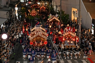 巡行するだんじり＝３日夜、神戸市東灘区御影中町３（撮影・風斗雅博）