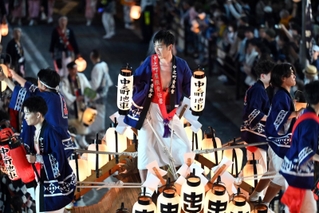かけ声に合わせ、だんじりの上で体を揺らす＝３日夜、神戸市東灘区御影中町３（撮影・風斗雅博）