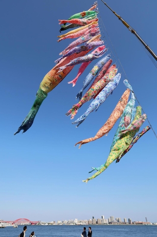 観光客でにぎわう神戸ハーバーランドに登場した３１匹のこいのぼり＝４日午後、神戸市中央区東川崎町１（撮影・長嶺麻子）