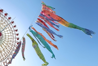 青空の下、悠々と泳ぐこいのぼり＝４日午後、神戸市中央区東川崎町１（撮影・長嶺麻子）