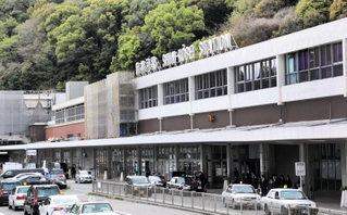 新神戸駅の北側には六甲山系が広がる＝神戸市中央区加納町１