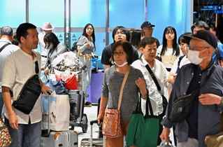 連休を行楽地やふるさとで過ごした人たちが続々と到着した＝６日午後、大阪空港（撮影・斎藤雅志）