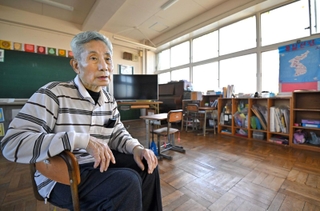 秀光さんの葬儀をした教室で、震災当時を振り返る父の崔敏夫さん＝神戸市長田区浜添通１、西神戸朝鮮初級学校（撮影・斎藤雅志）