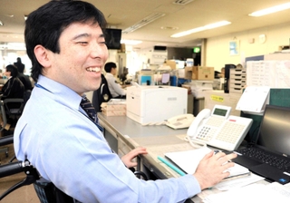 「生きているだけ丸もうけ」と語る吉田巡査長。現在も週１回のペースでリハビリを続ける＝須磨署