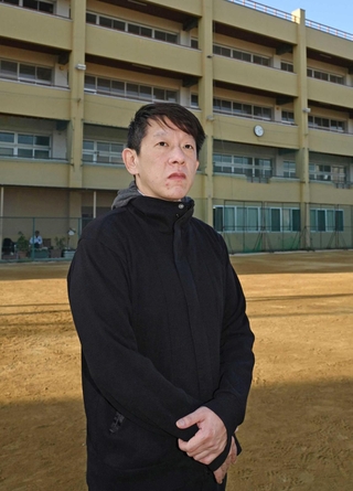 校庭に立つ崔秀英さん。襲撃を警戒し、ここで夜を明かした＝神戸市長田区浜添通１、西神戸朝鮮初級学校（撮影・斎藤雅志）