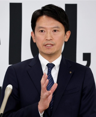 文書問題を巡る兵庫県幹部の処分について、記者からの質問に答える斎藤元彦知事＝８日午後、兵庫県庁（撮影・長嶺麻子）