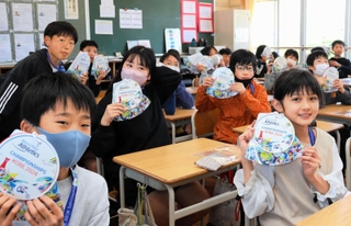 世界パラ陸上の学校観戦会パスポートを受け取った神戸市立花谷小学校の生徒たち＝神戸市須磨区東落合１