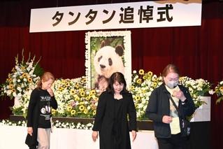 タンタンのファンや飼育員らが集まり、花を手向けた追悼式＝１０日午後、神戸市灘区王子町３、王子動物園ホール