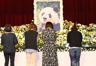タンタンのファンや飼育員らが集まり、花を手向けた追悼式＝１０日午後、神戸市灘区王子町３、王子動物園ホール