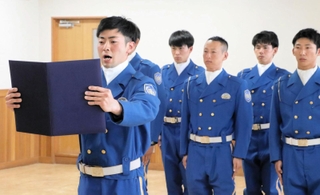 訓練開始式で決意を表明する江夏伸巡査長（手前）＝神戸市兵庫区の交通機動隊本部