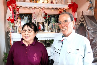 震災当時の生活を語るブ・ユイ・ルアンさん（右）と妻ケムさん＝神戸市須磨区大池町５