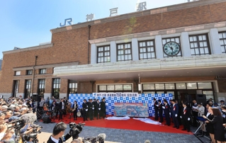 神戸駅前でモニュメントのお披露目などが行われた記念式典＝１１日午前、神戸市中央区相生町３（撮影・小林良多）