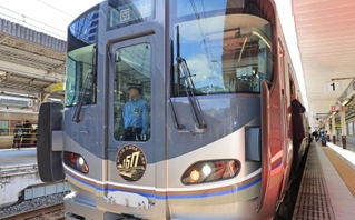 神戸-大阪鉄道開業１５０周年のヘッドマークを付けて出発式に登場した記念列車＝１１日午前、神戸市中央区相生町３、ＪＲ神戸駅（撮影・小林良多）