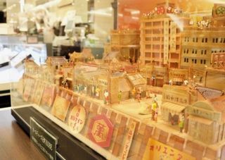 展示が始まった「オールディーズ元町ＫＯＢＥ」＝神戸市中央区明石町、ケーキハウスツマガリ大丸神戸店