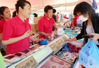 「出張輪島朝市」として特産の商品が並んだブース＝１１日午後、神戸市東灘区住吉宮町３