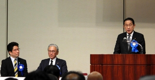 拉致問題の集会であいさつする岸田文雄首相（右）＝11日午後、東京都千代田区