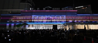 ＪＲ神戸駅を彩るプロジェクションマッピング＝１１日夜、神戸市中央区相生町３（撮影・風斗雅博）