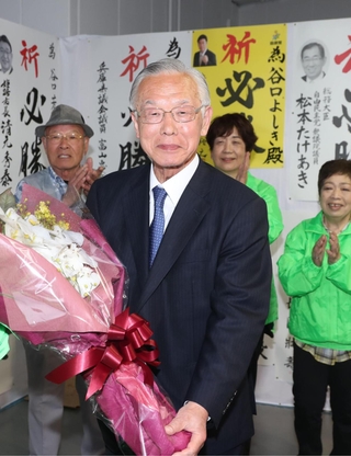 無投票で当選を決め、支援者から贈られた花束を手に喜ぶ谷口芳紀氏＝１２日午後、相生市垣内町（撮影・辰巳直之）
