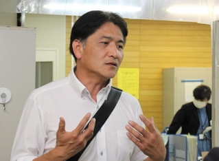 立候補取り下げの理由を説明する小西彦治氏＝相生市旭１