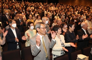 一本締めで金婚を祝う参加者たち＝１２日午後、姫路市神屋町、アクリエひめじ（撮影・辰巳直之）