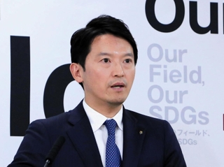 元西播磨県民局長の文書問題で、方針を転換し、第三者機関の設置を検討すると会見で述べた斎藤元彦知事＝１４日午後、兵庫県庁