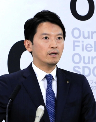 元西播磨県民局長の文書問題で、方針を転換し、第三者機関の設置を検討すると述べる斎藤元彦知事＝１４日午後、兵庫県庁