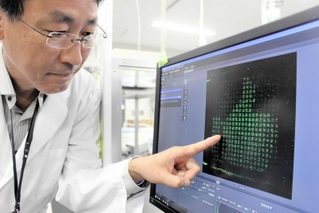 においを数値化するため、嗅覚受容体の反応を光の強弱で表す装置の画面＝大阪府吹田市、大阪大学