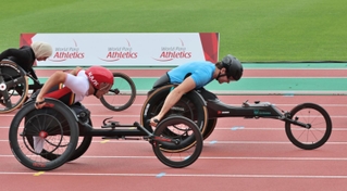 世界各地から集った車いすレースの選手らが公開練習に臨んだ＝１５日午後、神戸市須磨区緑台、ユニバー記念競技場（撮影・長嶺麻子）