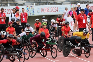 世界各地から集った車いすレースの選手らが公開練習に臨んだ＝１５日午後、神戸市須磨区緑台、ユニバー記念競技場（撮影・長嶺麻子）