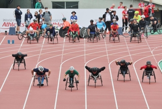 世界各地から集った車いすレースの選手が公開練習に臨んだ＝１５日午後、神戸市須磨区緑台、ユニバー記念競技場（撮影・長嶺麻子）