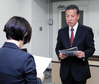 第三者機関の設置や調査などを求める申し入れ書を兵庫県側に提出する丸尾牧県議（右）＝１５日午後、兵庫県庁