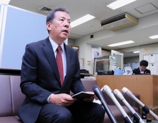 文書問題に関するアンケート結果を公表する丸尾牧・兵庫県議＝15日午後、兵庫県庁