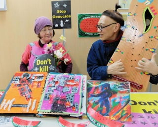 「何かが変わる期待を込めて」と作品を前に語る、だるま森＋えりこさん＝神戸市長田区