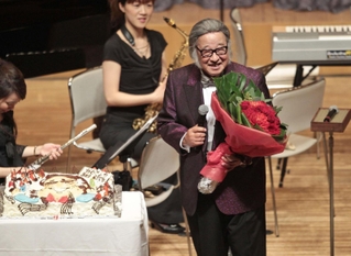 自身の作品のコンサートで舞台に立つキダ・タローさん＝２０１０年１２月、神戸新聞松方ホール